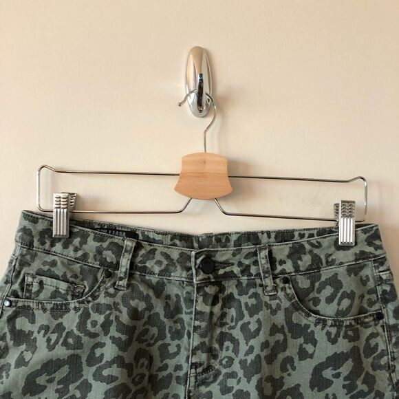 WILLIAM Rast Green Cheetah Raw Hem Short - Picture 9 of 10